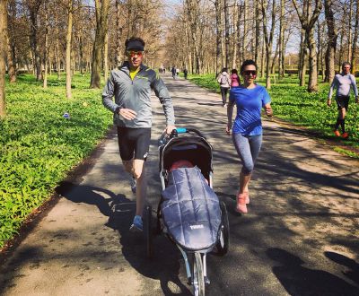 In maratona spingendo il passeggino con la figlia a bordo STORIE SOTTO L’ALBERO