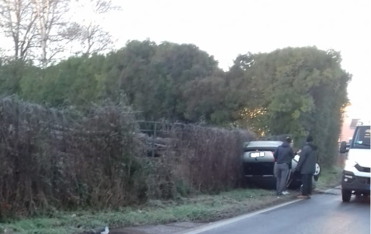 Incidente a Cantù: si ribalta con l’auto