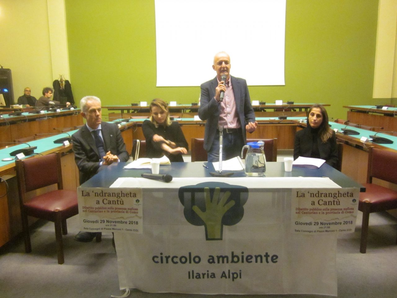 Si parla di ‘ndrangheta a Cantù, gremita la sala civica