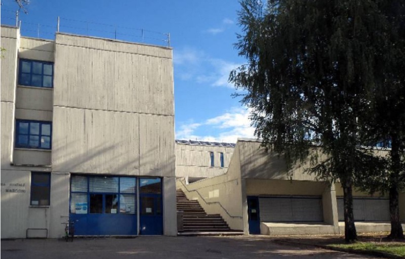Crollo di una parte del soffitto alla scuola di Albate: lezioni sospese fino a sabato
