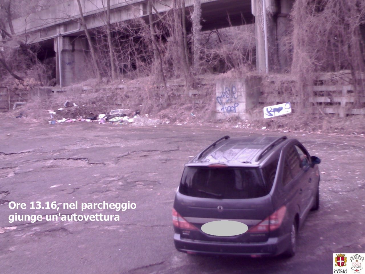 Abbandonano frigorifero in un parcheggio a Como, individuati FOTO