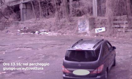 Abbandonano frigorifero in un parcheggio a Como, individuati FOTO