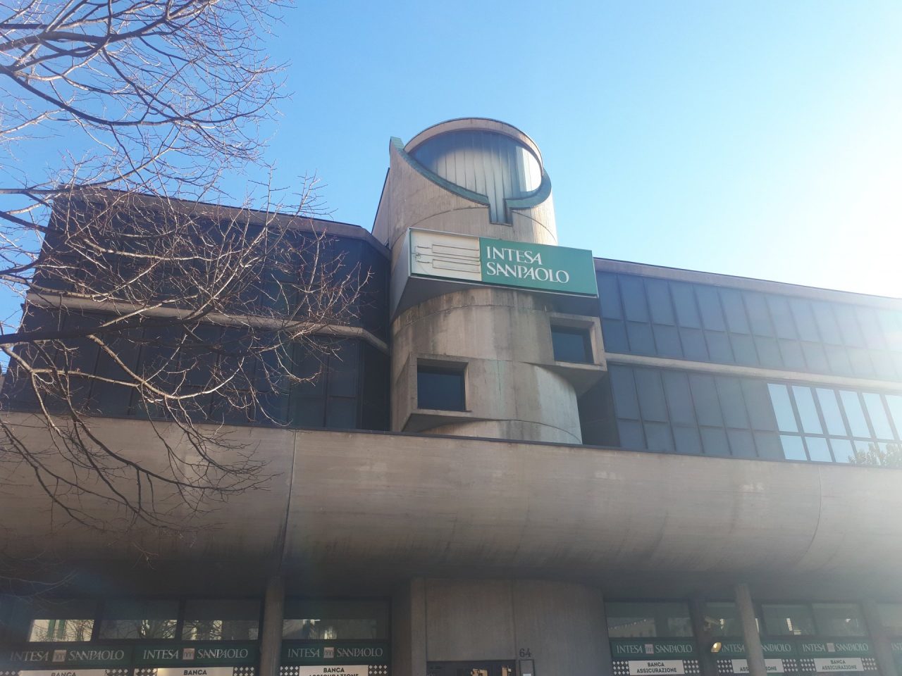 Forti raffiche di vento crolla l’insegna della Banca