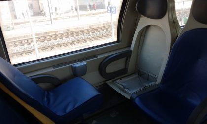 Treno sfasciato dai vandali, corse soppresse FOTO