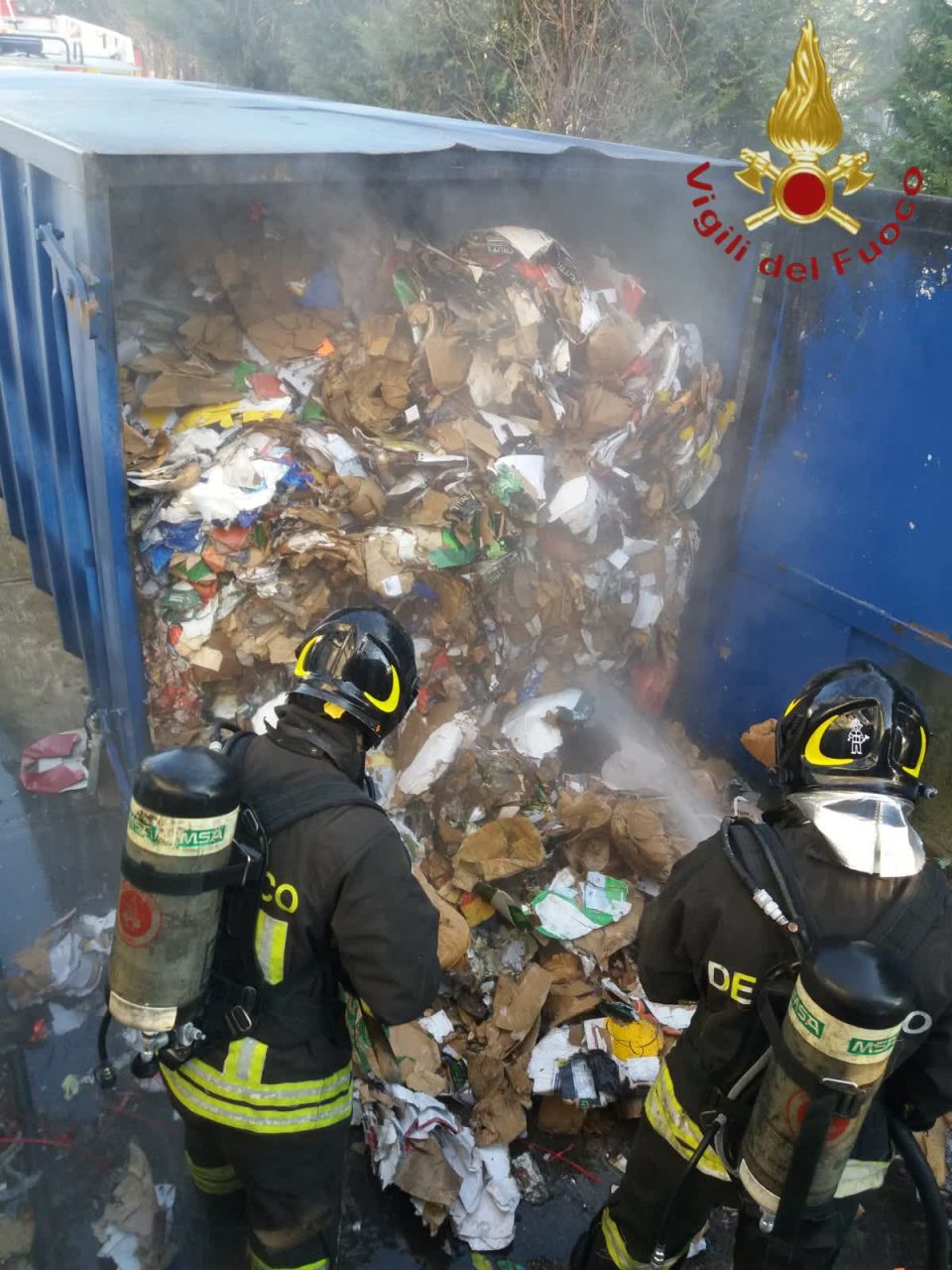 Incendio nel compattatore della Lidl, intervento dei Vigili del fuoco