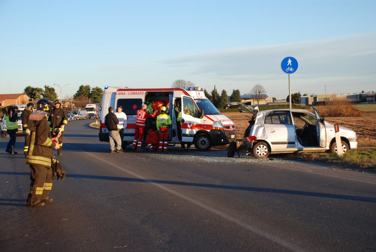 Incidente a Fenegrò coinvolte due auto FOTO