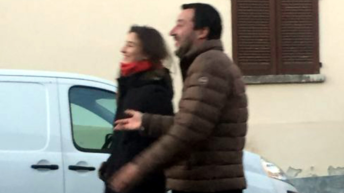 Salvini in Brianza la Vigilia di Natale senza scorta: paparazzato con una ragazza