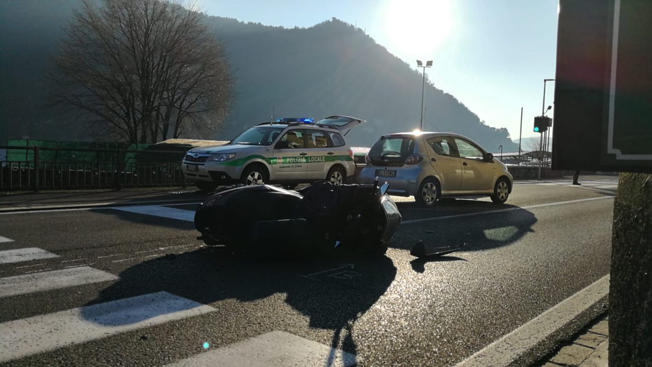 Incidente Como motociclista in ospedale FOTO