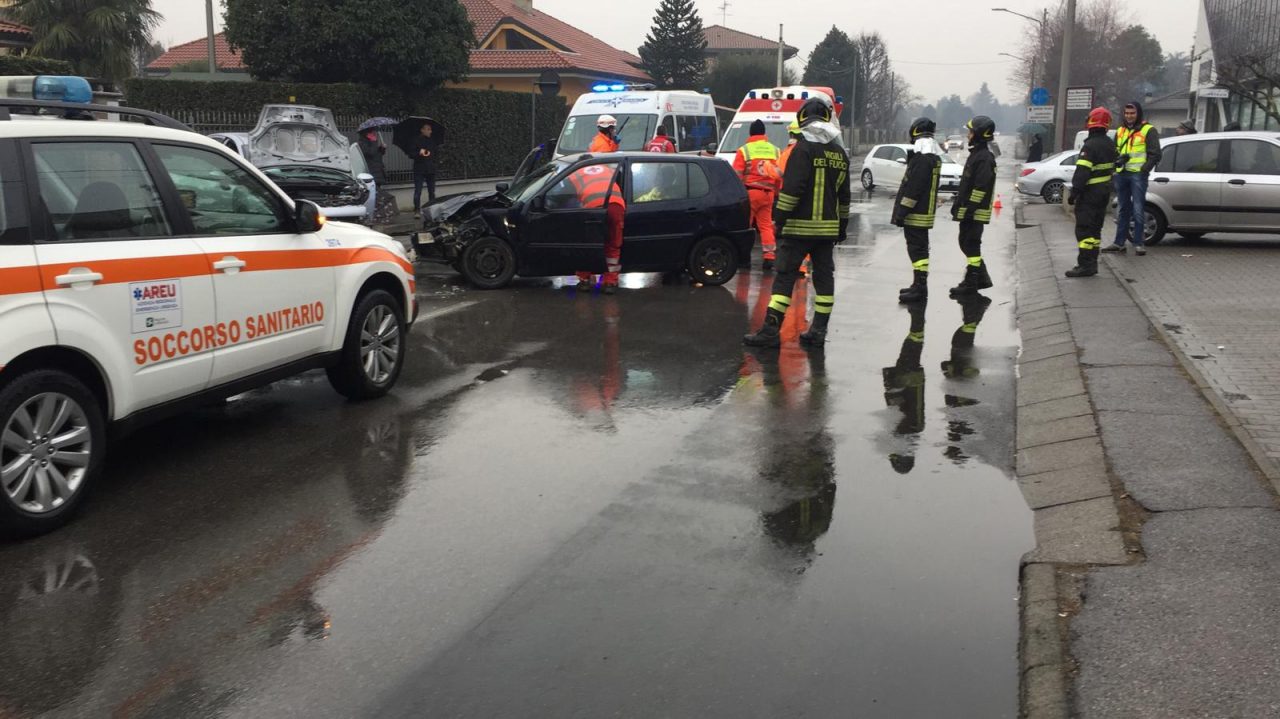 Frontale tra due auto a Cabiate sei feriti FOTO E VIDEO