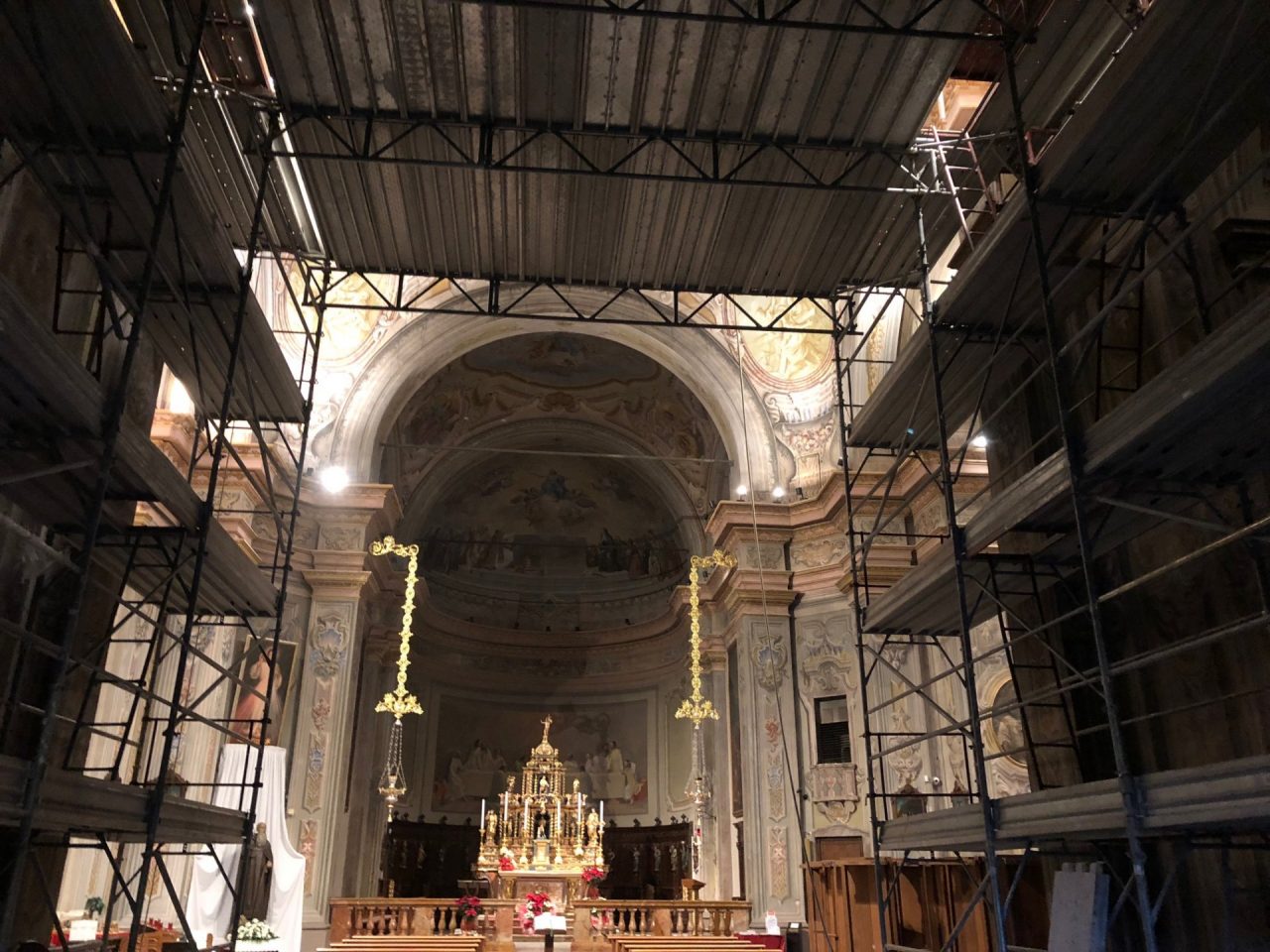 Volontari al lavoro per pulire la chiesa in restauro