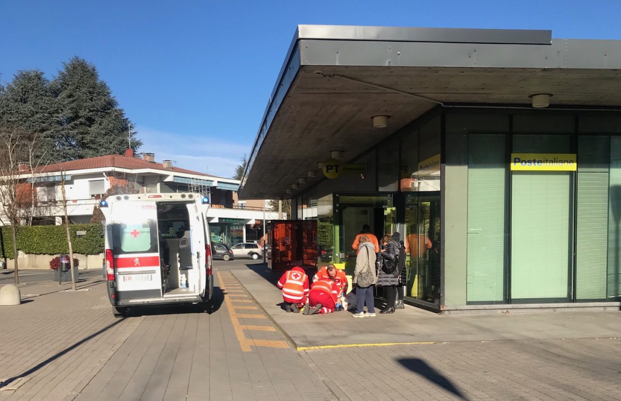 Anziana soccorsa all’esterno della Posta di Lurate Caccivio