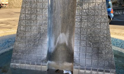 Fontana trasformata in grande pattumiera dagli incivili