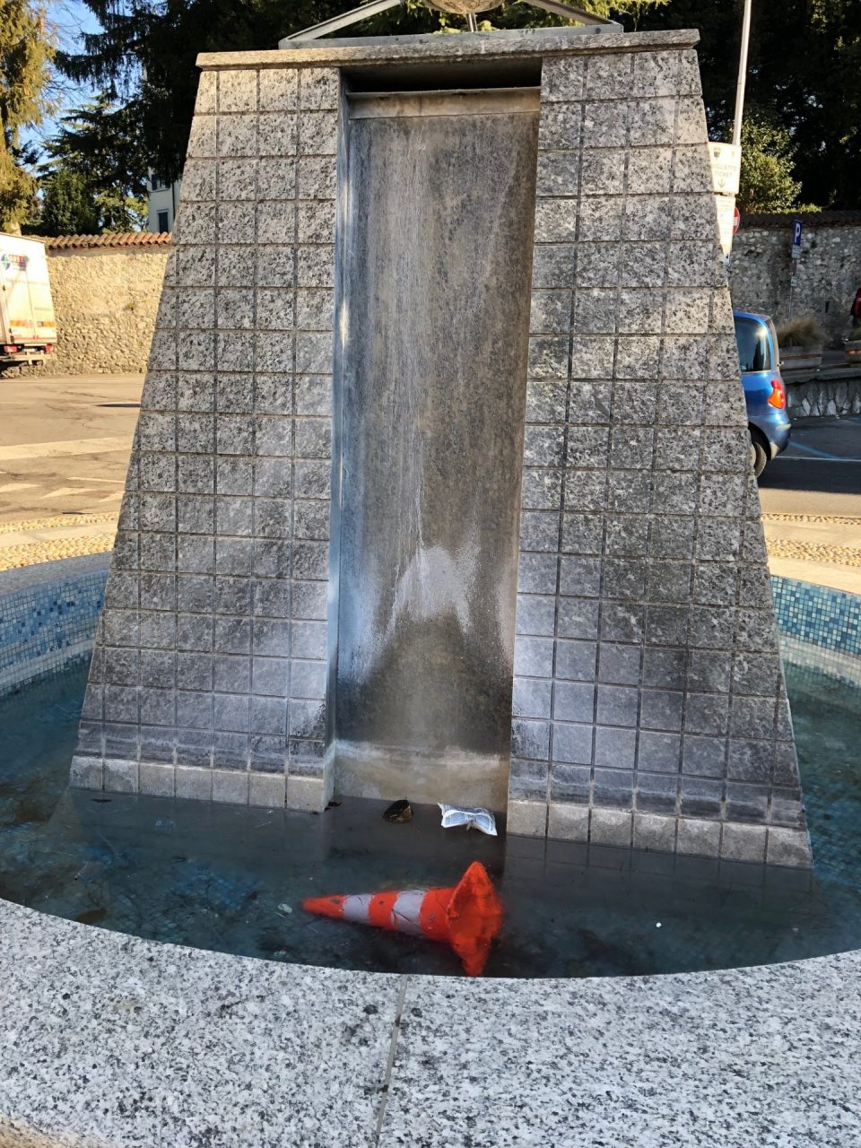 Fontana trasformata in grande pattumiera dagli incivili
