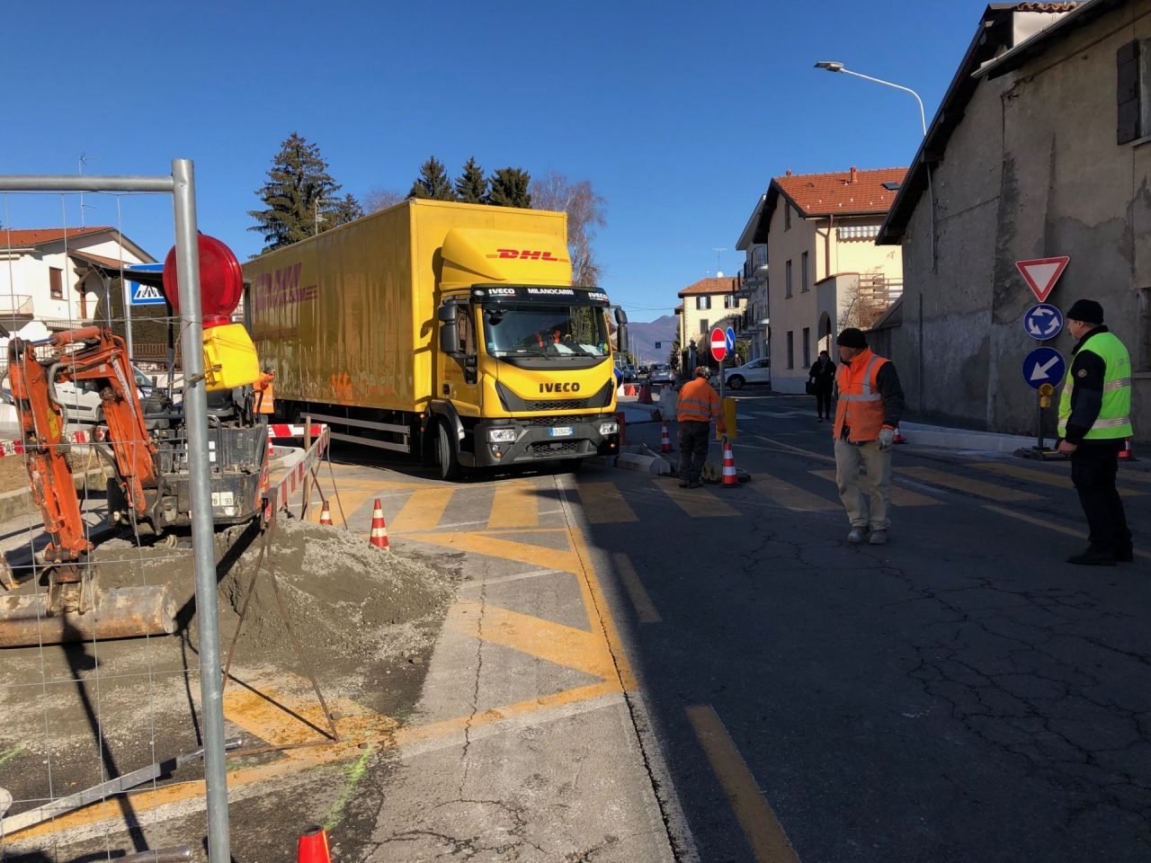 Tir incastrato nella nuova rotatoria FOTO E VIDEO