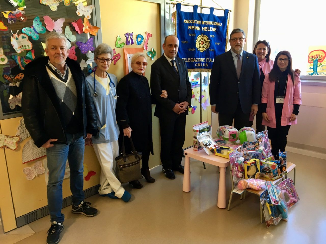 L’associazione Regina Elena dona giocattoli ai bambini dell’ospedale Sant’Anna