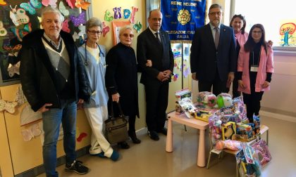 L'associazione Regina Elena dona giocattoli ai bambini dell'ospedale Sant'Anna