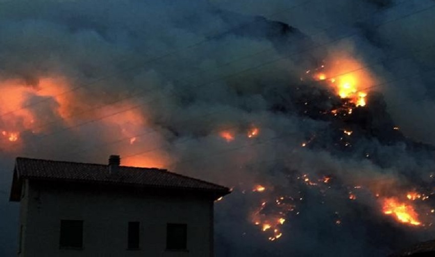 Due denunciati per incendio boschivo colposo a Sorico: stavano preparando cibo