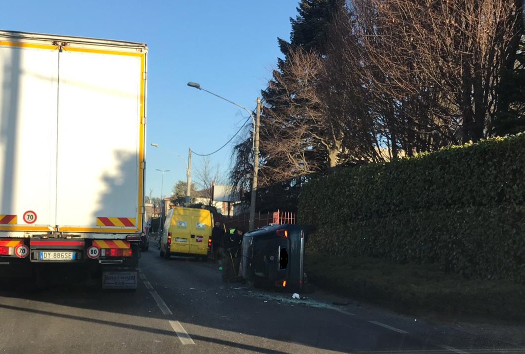 Auto ribaltata paura ad Arosio