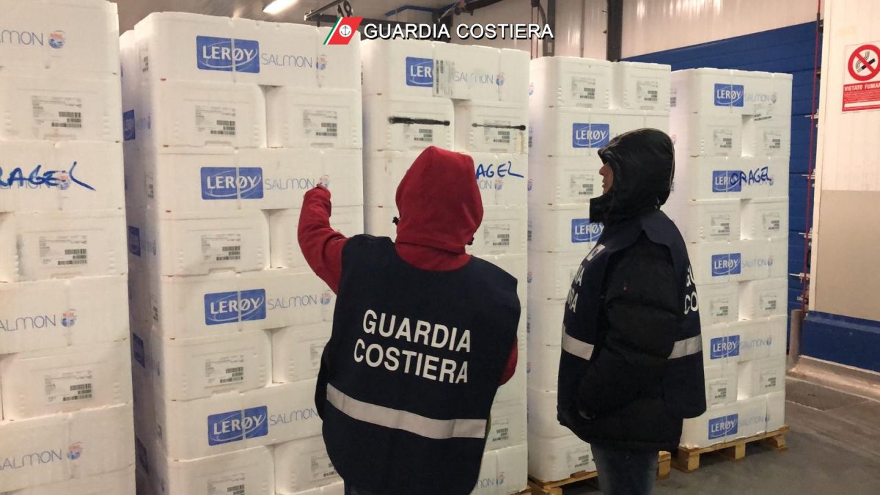 Sequestrate e date in beneficenza 7 tonnellate di salmone fresco con etichette false