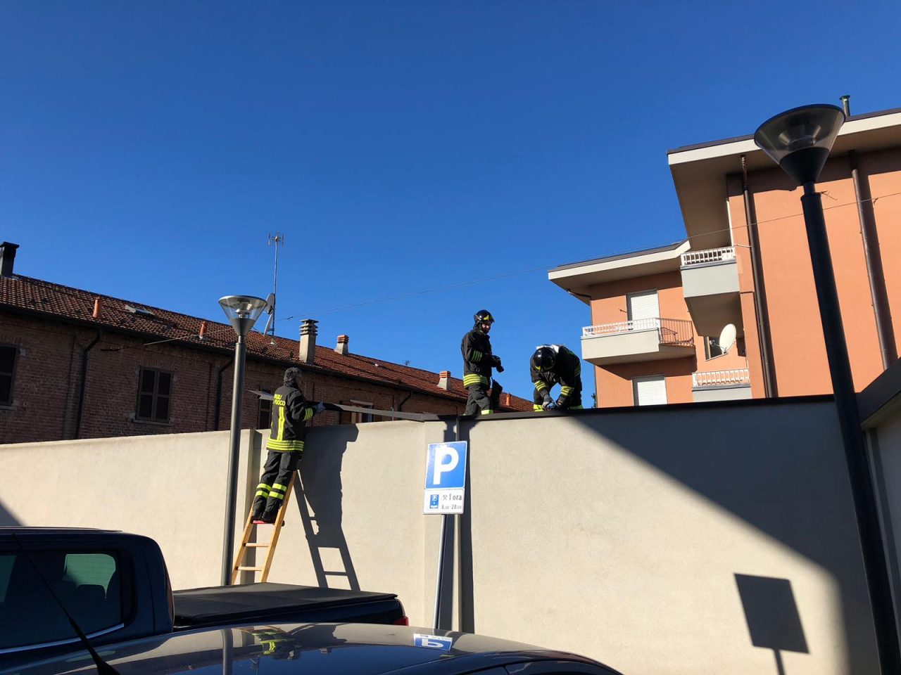 Lamiera pericolante a Vighizzolo: il vento continua a fare danni FOTO