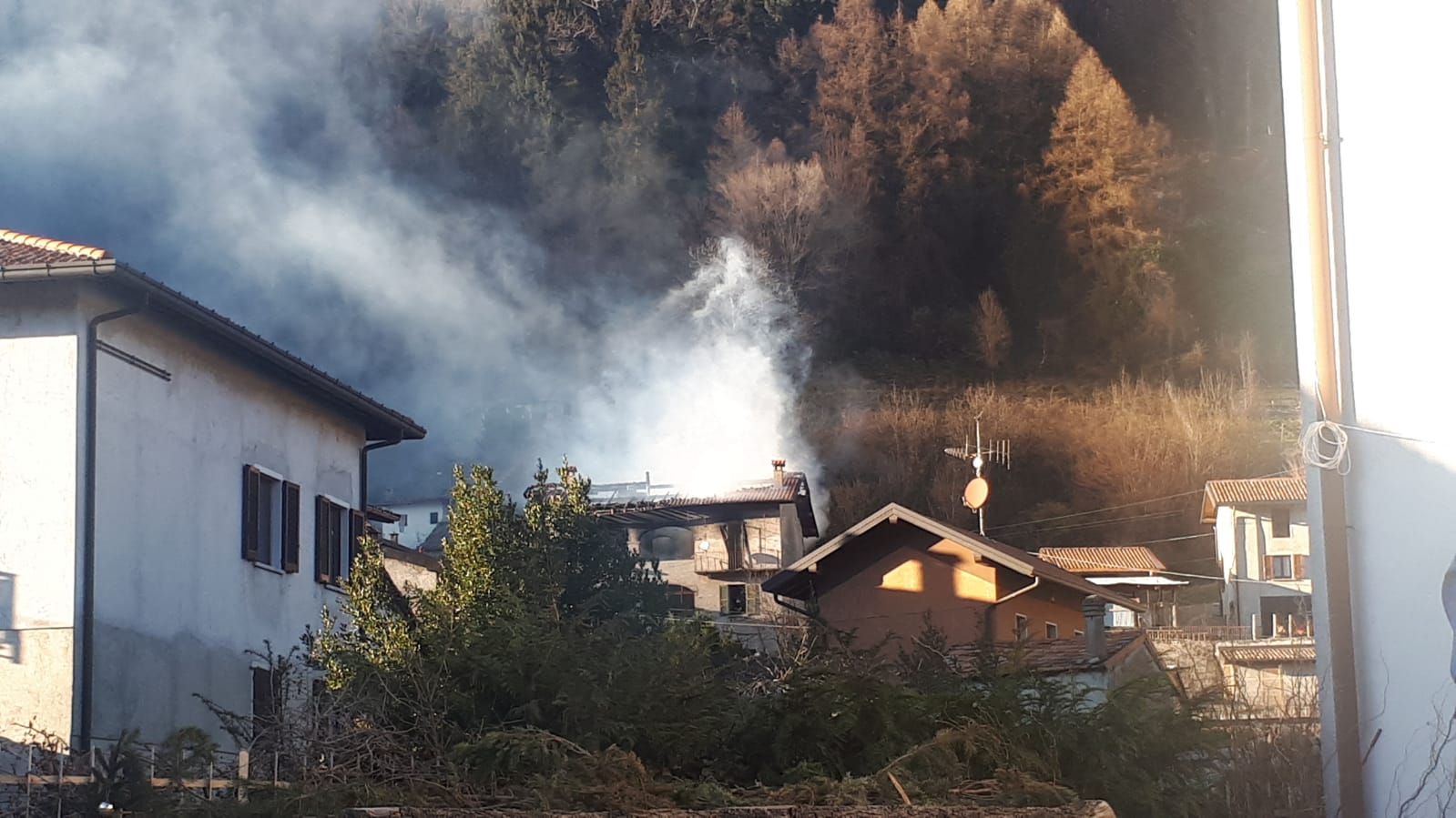 in fiamme una casa a valbrona