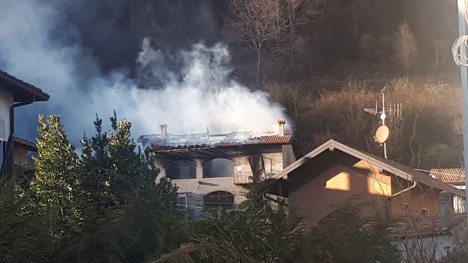 in fiamme una casa a valbrona