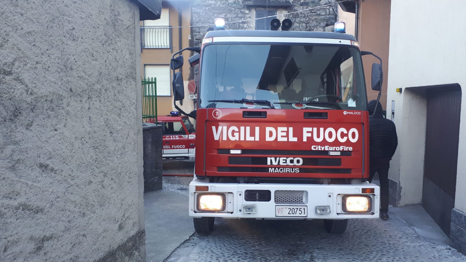 in fiamme una casa a valbrona, vigili del fuoco,