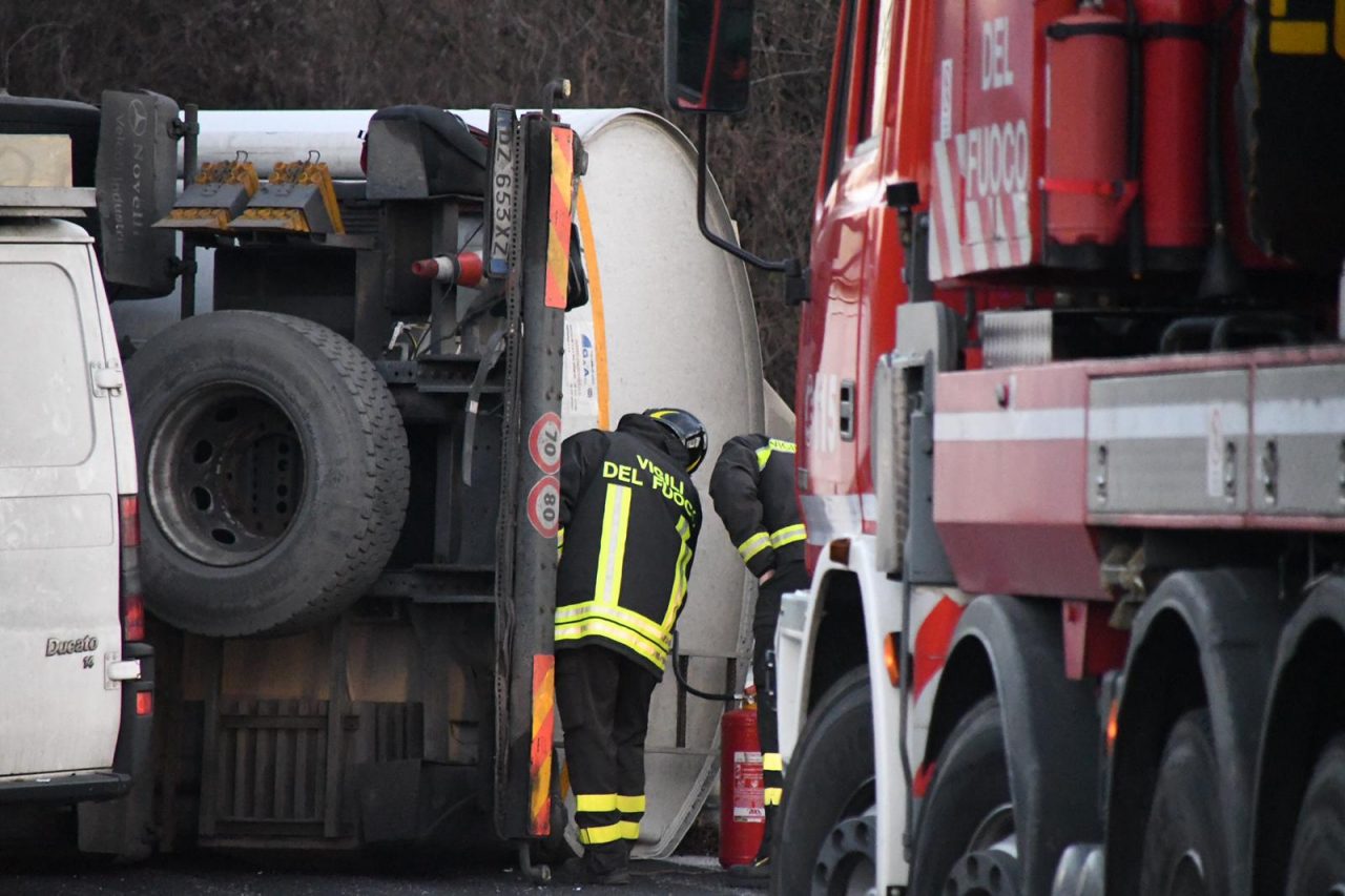 Cisterna ribaltata in Valassina: strada ancora chiusa verso Lecco. Riaperta per Milano VIDEO