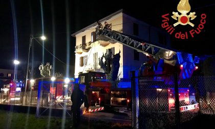 Incendio a Cucciago brucia il tetto di una casa FOTO