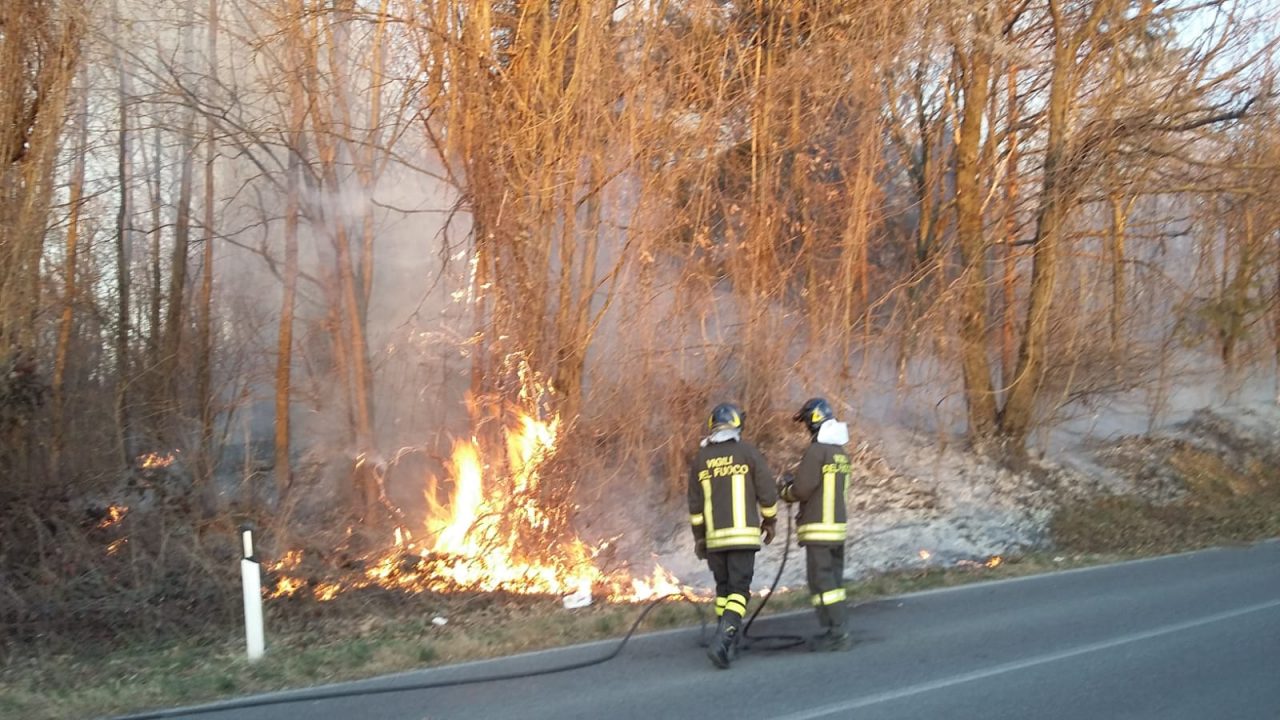 Incendio boschivo a Colverde: fiamme a pochi metri dalla Garibaldina FOTO
