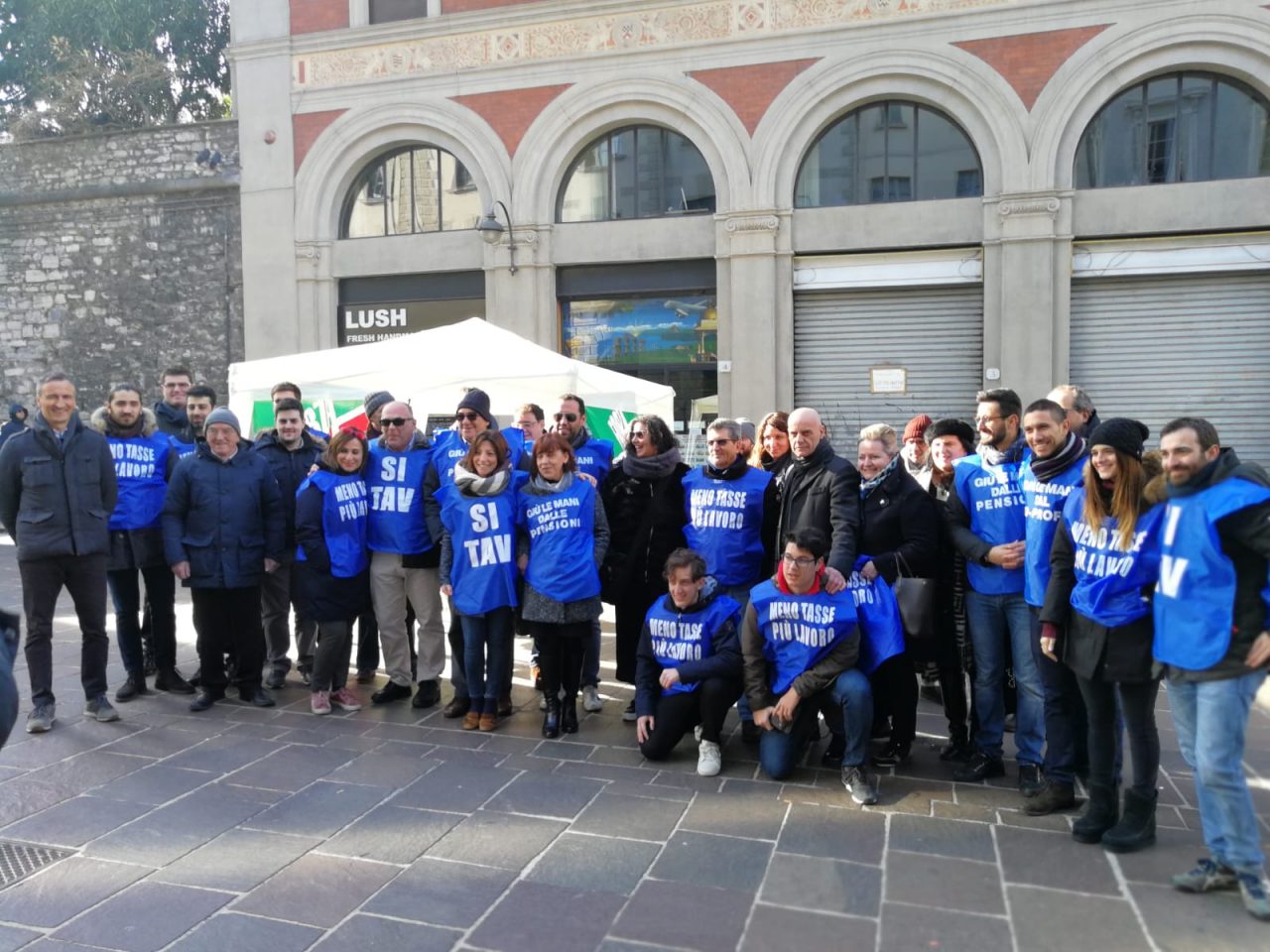 I gilet azzurri di Forza Italia a Como per manifestare contro il Governo gialloverde