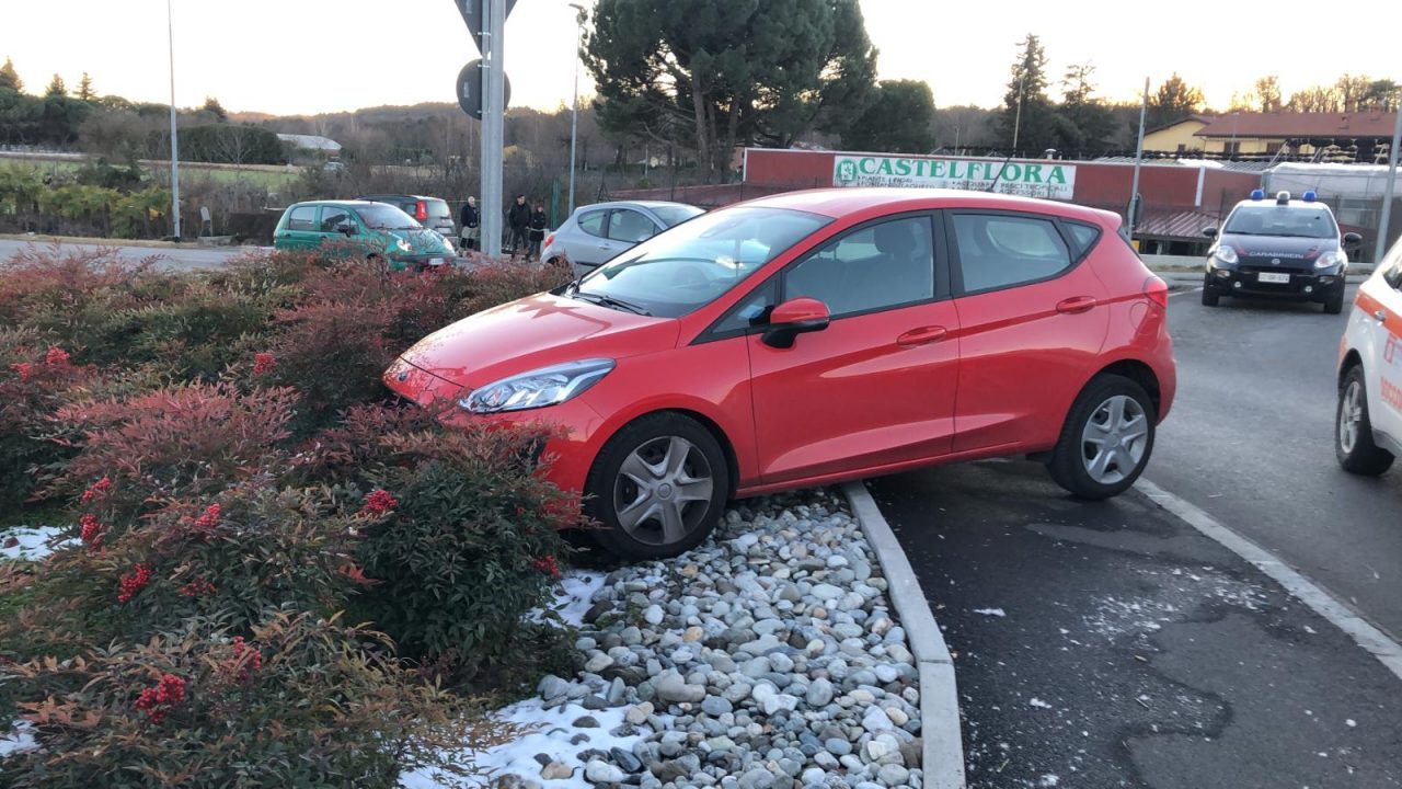 Incidente a Lurate Caccivio, finisce con l’auto sul marciapiede FOTO e VIDEO