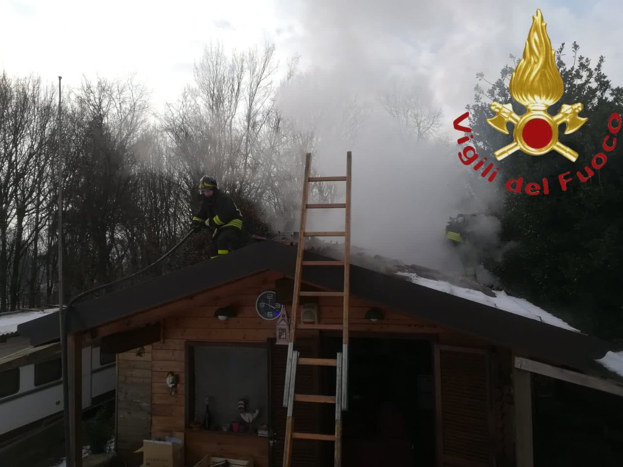 Chalet in fiamme, rogo spento dai Vigili del fuoco