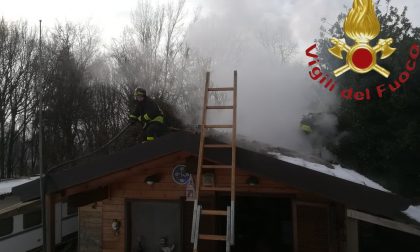 Chalet in fiamme, rogo spento dai Vigili del fuoco