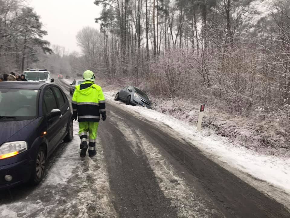 Neve sulla strada via per Alzate chiusa al traffico