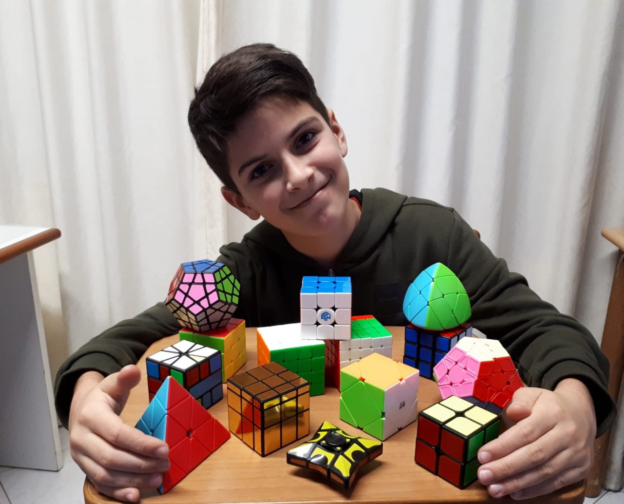 Andrea, mago del cubo di Rubik VIDEO
