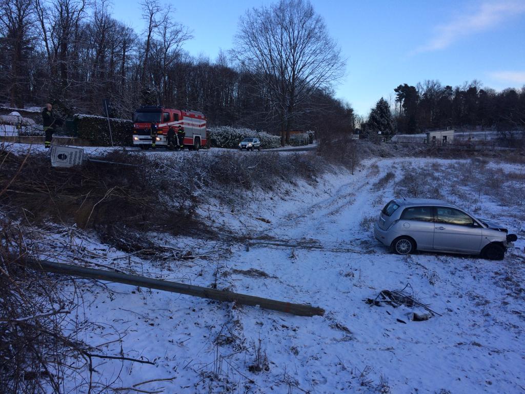 Strada ghiacciata: con l’auto finisce nella riva