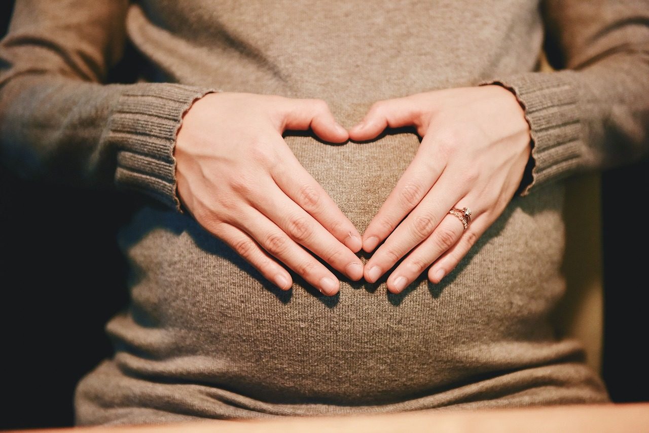 Il Comune di Figino regala alle future mamme un kit con guanti, mascherine e gel lavamani