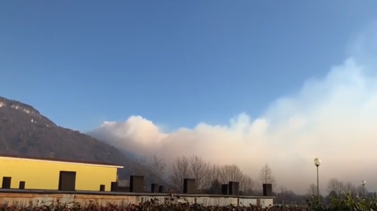 L’Alto Lago torna a bruciare: si è riacceso l’incendio sopra Sorico VIDEO