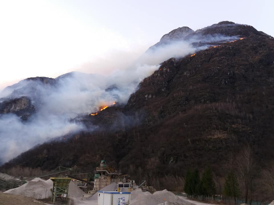 Incendio a Sorico: Vigili del fuoco ancora al lavoro