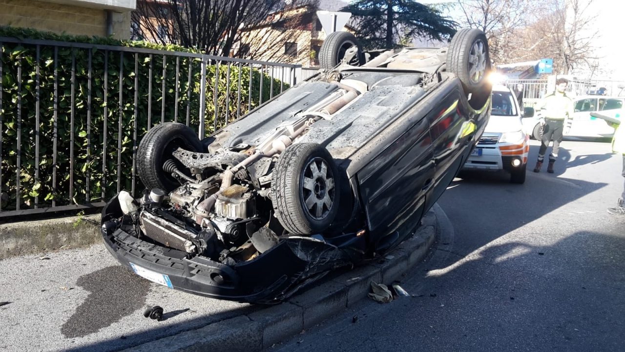 Si ribalta con l’auto a Erba FOTO