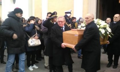 Una folla ai funerali del tassista investito sulla Milano-Meda