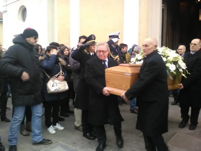 Una folla ai funerali del tassista investito sulla Milano-Meda