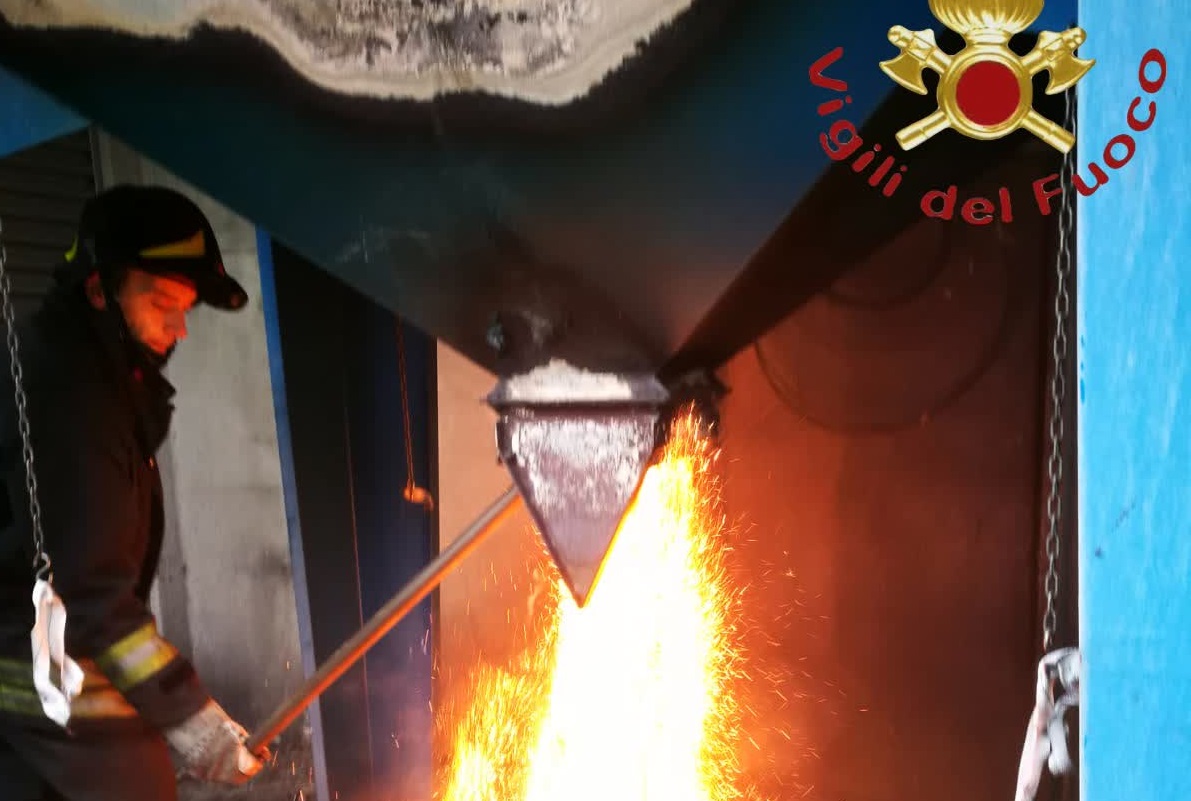Incendio silos in una ditta di Castelmarte FOTO