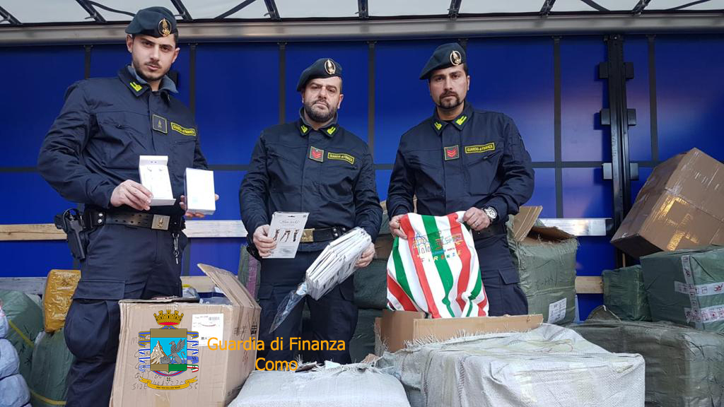 Confiscati 10mila oggetti contraffatti alla dogana: anche finti prodotti Apple FOTO e VIDEO