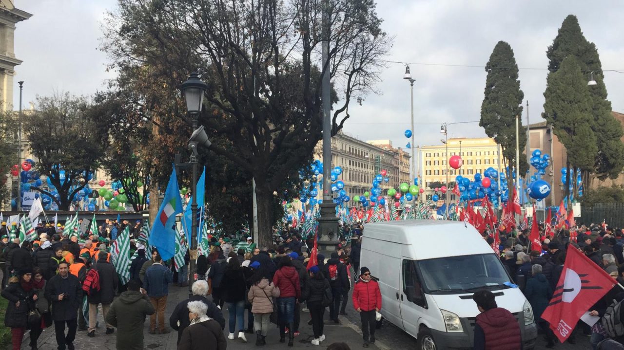 Sindacati uniti in piazza a Roma: in centinaia da Como VIDEO