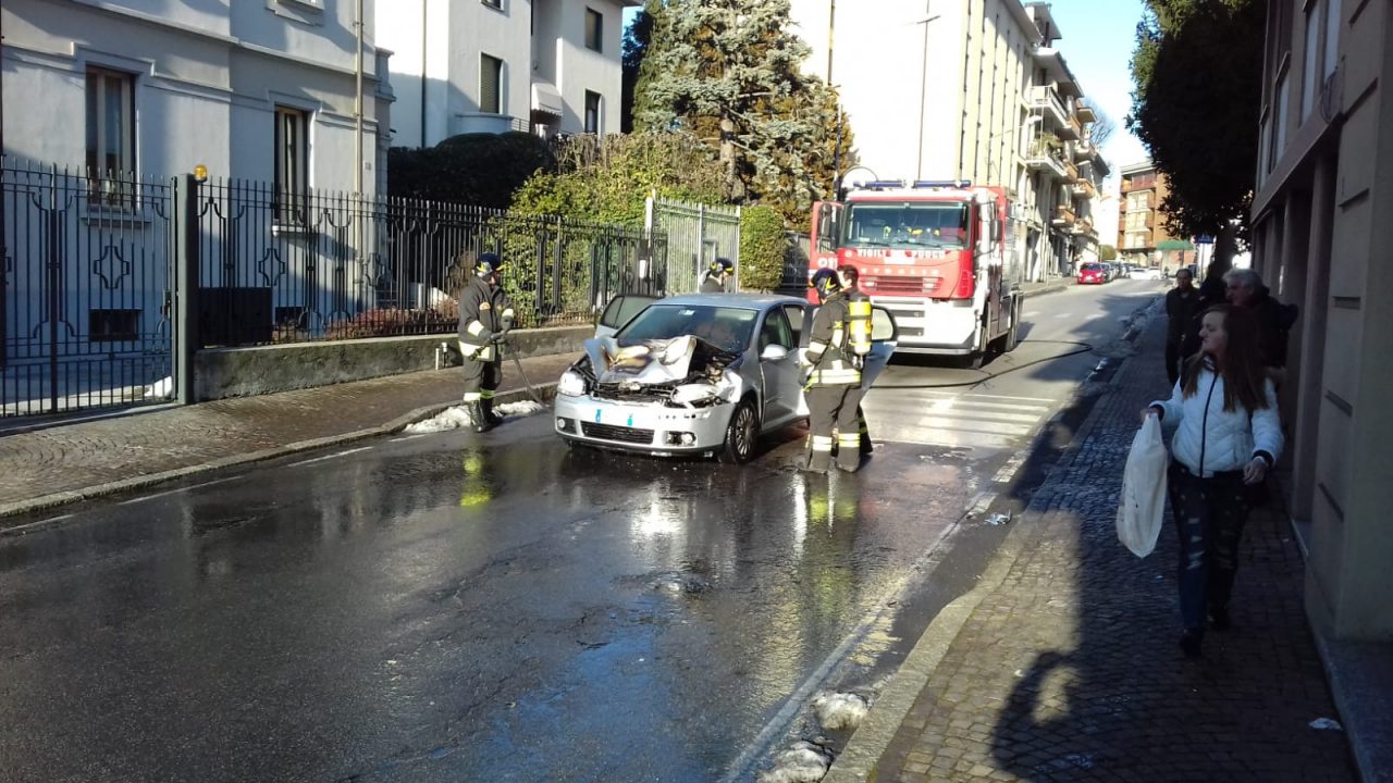 Auto in fiamme in corso Unità d’Italia FOTO