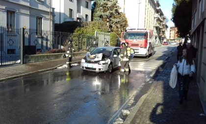 Auto in fiamme in corso Unità d'Italia FOTO