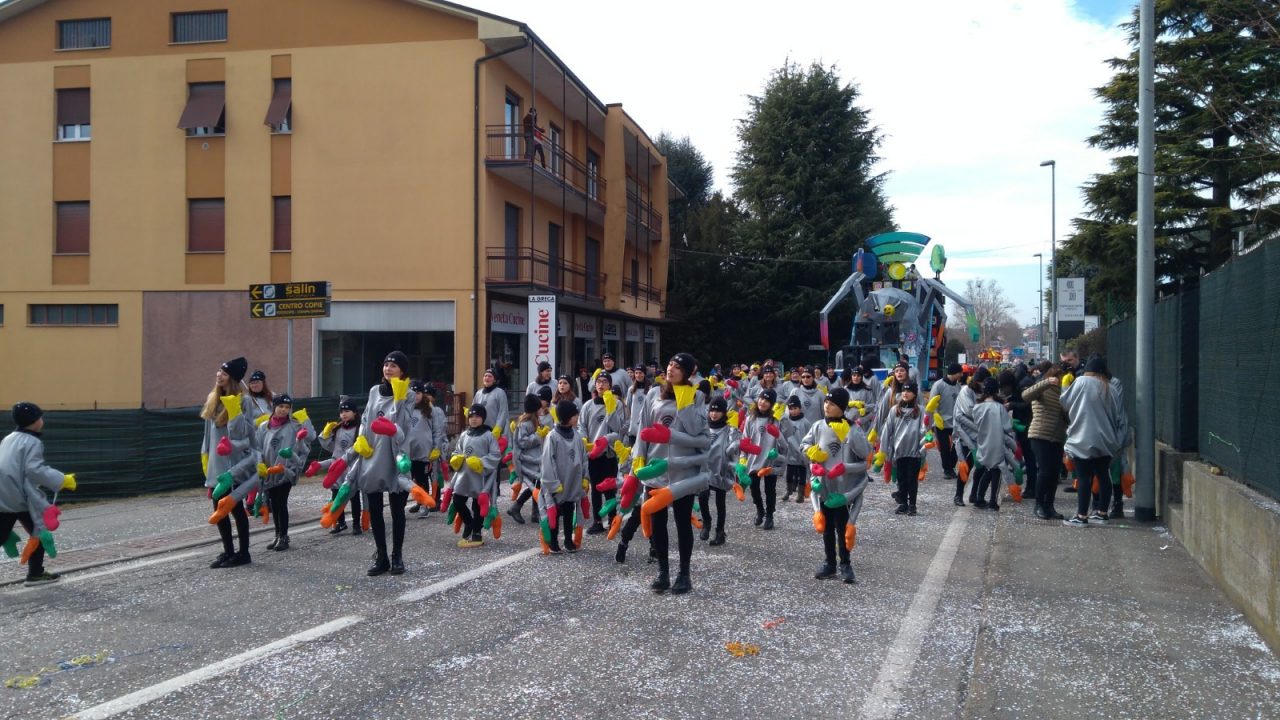 Sfilate di Carnevale Olgiate grande pubblico FOTO