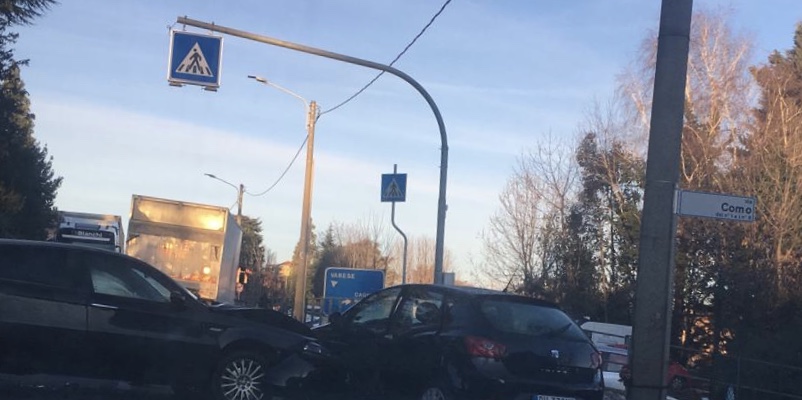 Scontro tra auto sulla strada statale Briantea